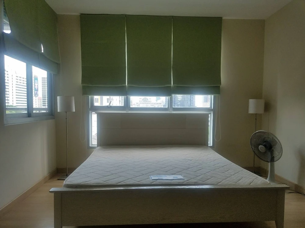 For rent!! Condo Life @ Sathorn 10, room number 48/44, fully furnished, high floor, beautiful view, don't wait, hurry up and book now!!