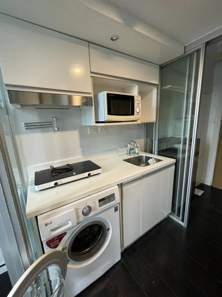 For rent!! Condo Ideo Morph 38, 9th floor, beautiful and livable, fully furnished, ready to move in. Don't miss out!!