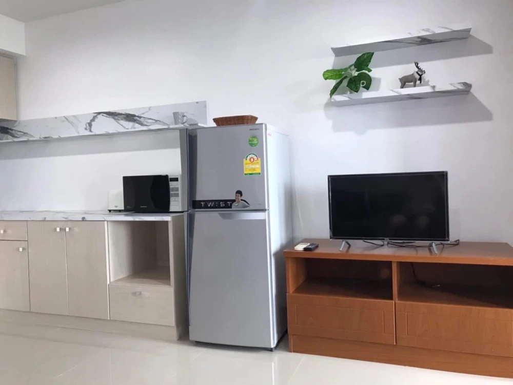 For rent!! Condo Iris Avenue On Nut - Wongwaen, 5th floor, Building 3, swimming pool view, fully furnished, ready to move in, don't miss it!!