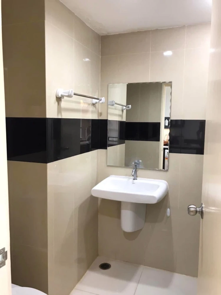 For rent!! Condo Iris Avenue On Nut - Wongwaen, 5th floor, Building 3, swimming pool view, fully furnished, ready to move in, don't miss it!!