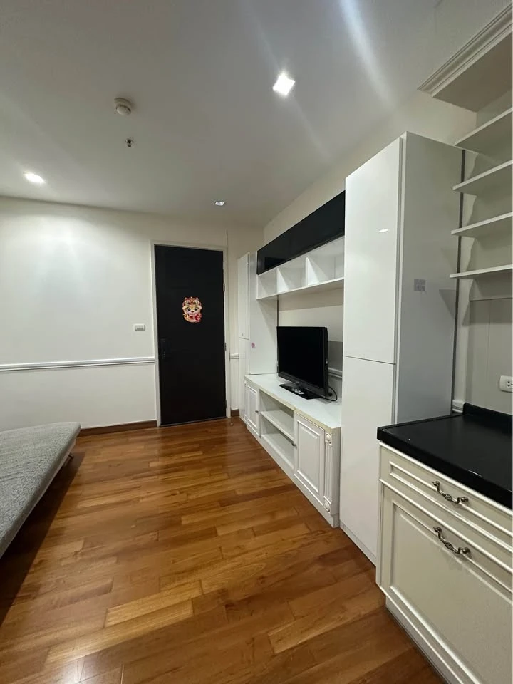 For rent: Condo Ivy Sathorn 10, 19th floor, bright, spacious, airy, comfortable room, fully furnished, hurry and book now.