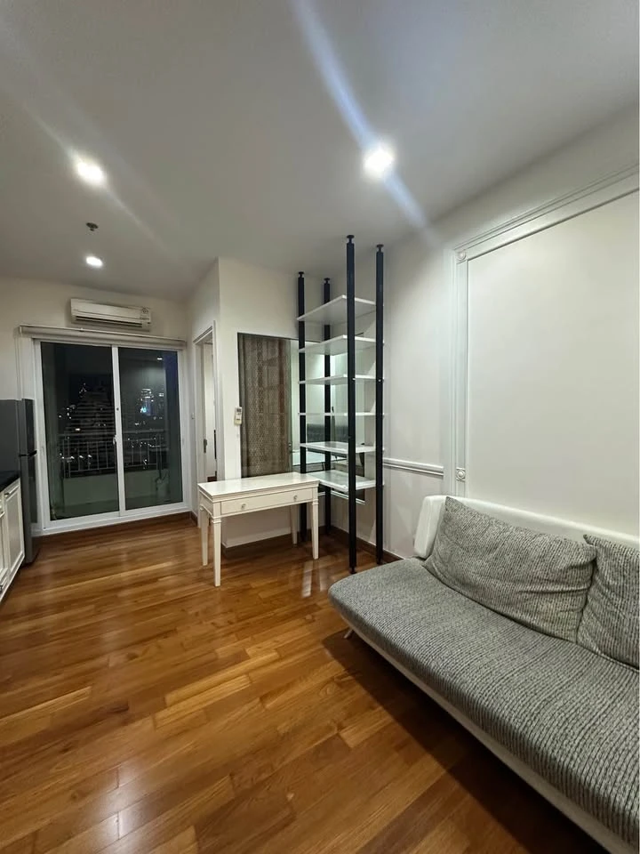 For rent: Condo Ivy Sathorn 10, 19th floor, bright, spacious, airy, comfortable room, fully furnished, hurry and book now.