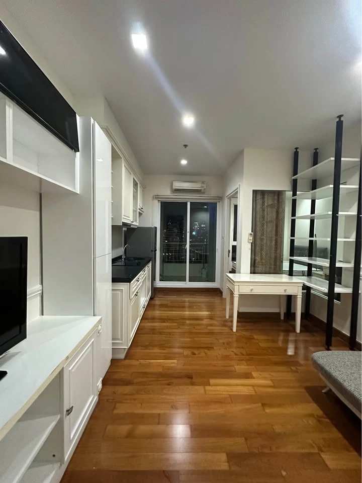 For rent: Condo Ivy Sathorn 10, 19th floor, bright, spacious, airy, comfortable room, fully furnished, hurry and book now.