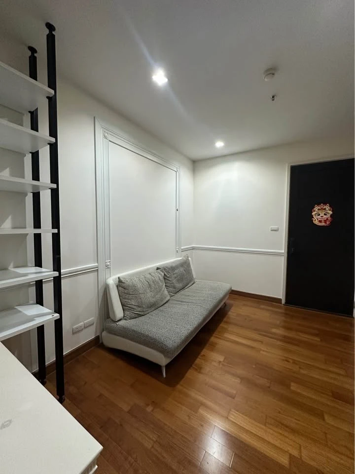 For rent: Condo Ivy Sathorn 10, 19th floor, bright, spacious, airy, comfortable room, fully furnished, hurry and book now.