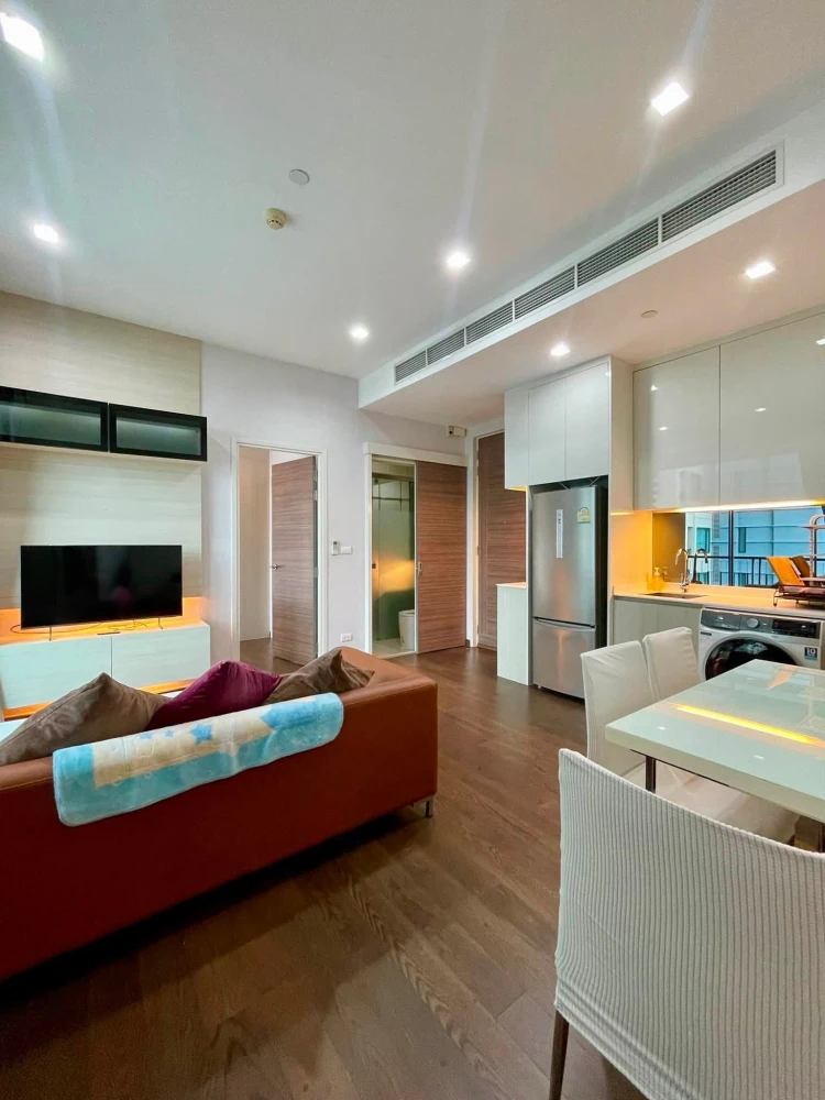 For rent: Q Asoke condo, 48 sq.m. corner unit, 2 bedrooms, 21st floor, south facing with pool view. Convenient and fully furnished.