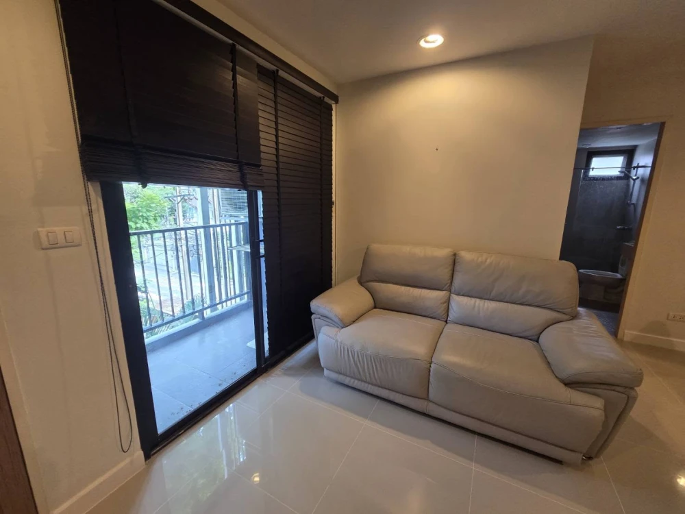 Fully furnished condo for rent at Zenith Place Sukhumvit 42. Private corner unit at a great price—book now!