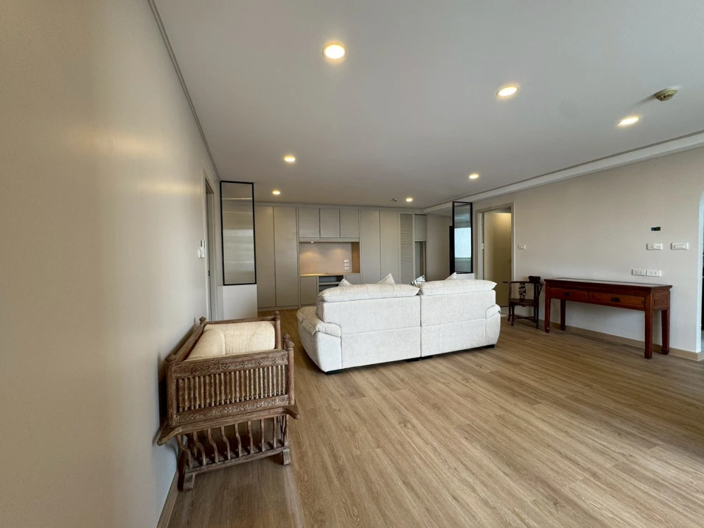 For rent: Supalai Place Sukhumvit 39 condo. Ready to move in, spacious living area. Don't miss out!