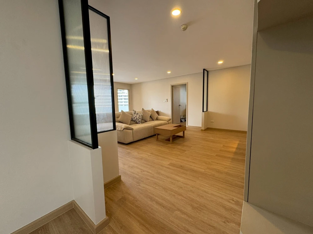 For rent: Supalai Place Sukhumvit 39 condo. Ready to move in, spacious living area. Don't miss out!