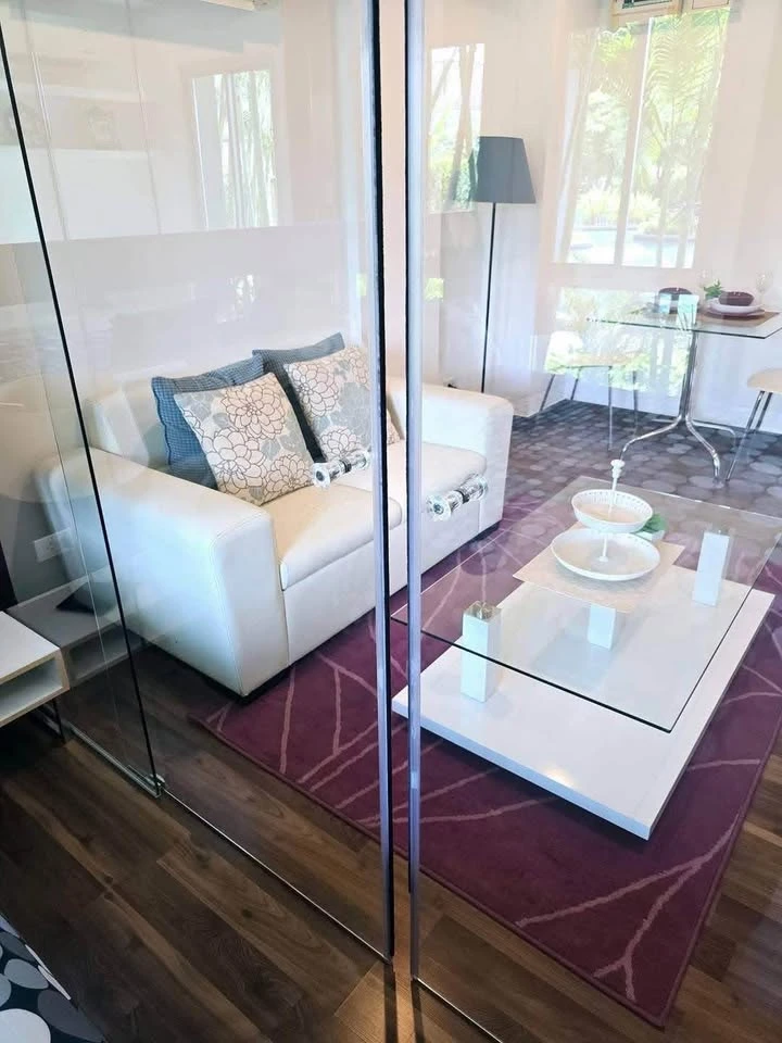 For rent: Ready-to-move-in condo, Park Exo, beautifully decorated, fully furnished, appliances included, just bring your bag and you're good to go.