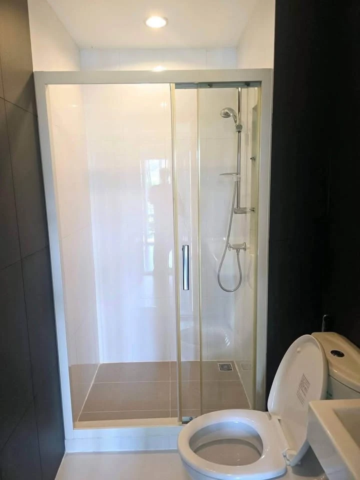 For rent: Ready-to-move-in condo, Park Exo, beautifully decorated, fully furnished, appliances included, just bring your bag and you're good to go.