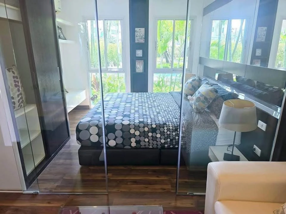 For rent: Ready-to-move-in condo, Park Exo, beautifully decorated, fully furnished, appliances included, just bring your bag and you're good to go.