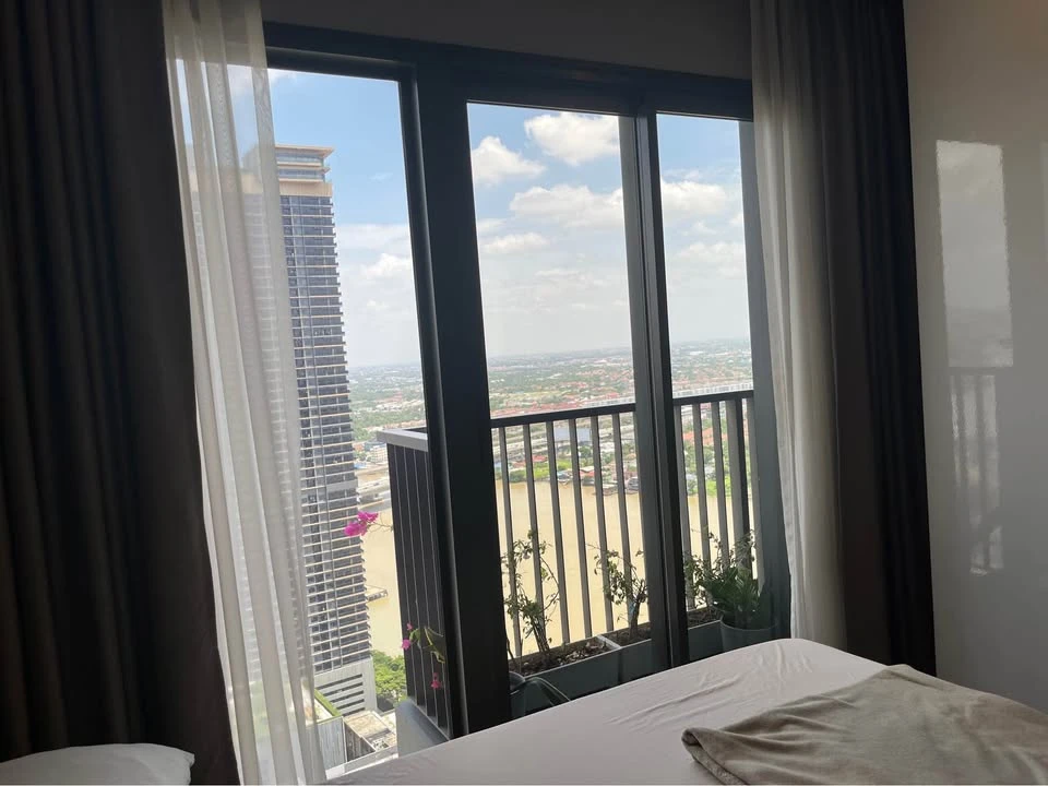 For rent: Riverside condo, The Politan Aqua, corner room, bedroom wall not attached to other rooms, quiet and private, book now.