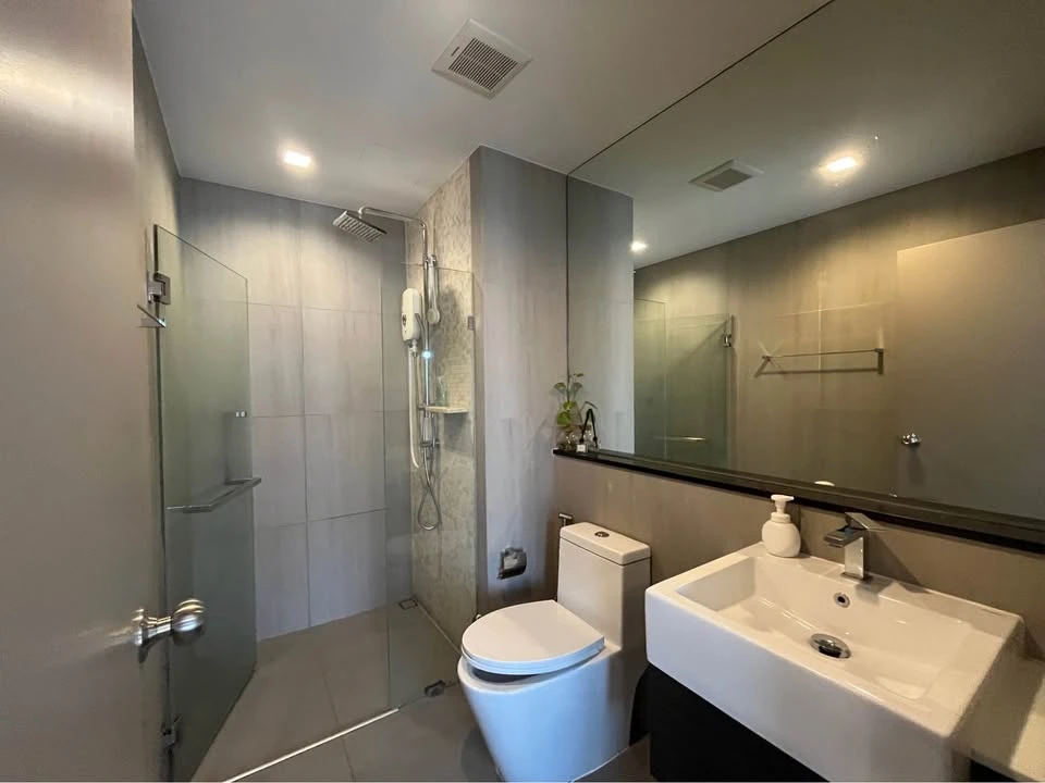 For rent: Riverside condo, The Politan Aqua, corner room, bedroom wall not attached to other rooms, quiet and private, book now.