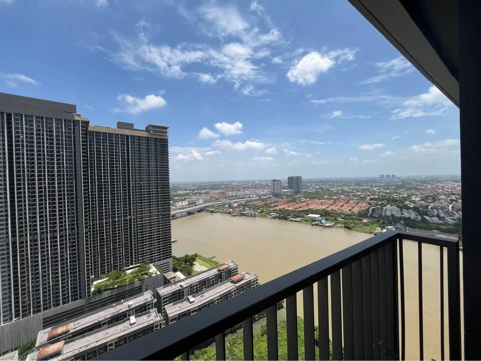 For rent: Riverside condo, The Politan Aqua, corner room, bedroom wall not attached to other rooms, quiet and private, book now.
