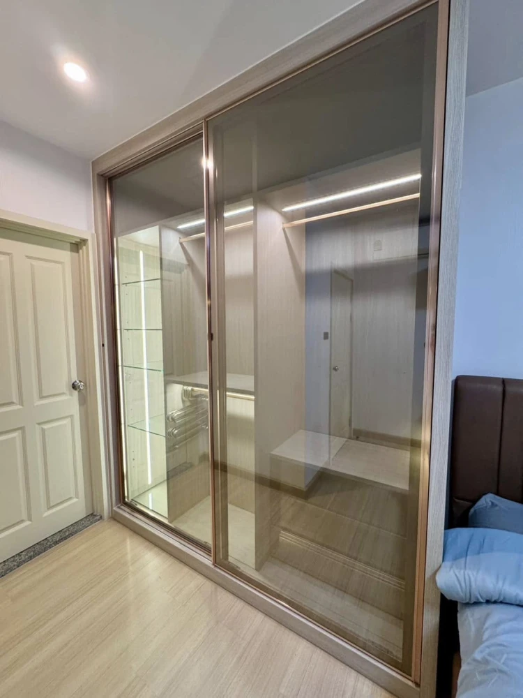Condo for rent Supalai Veranda Rama 9, beautifully decorated room, built-in furniture throughout the room. You'll regret not booking it.