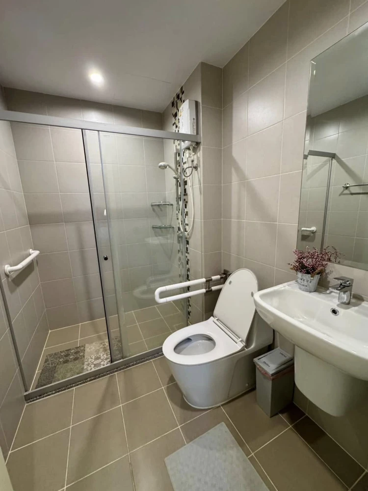Condo for rent Supalai Veranda Rama 9, beautifully decorated room, built-in furniture throughout the room. You'll regret not booking it.