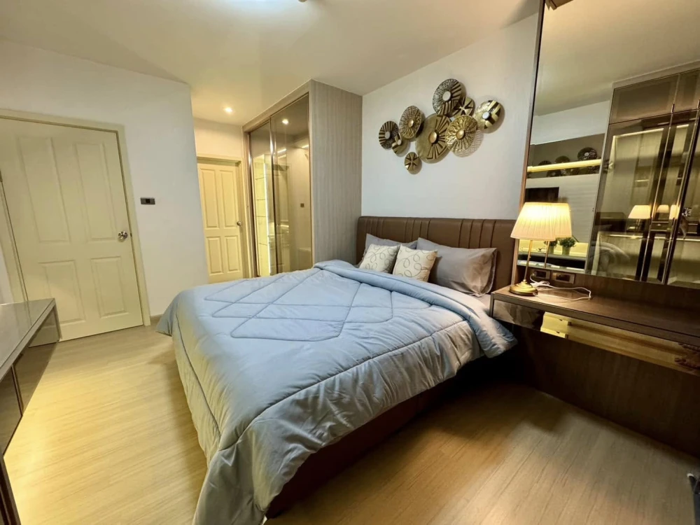 Condo for rent Supalai Veranda Rama 9, beautifully decorated room, built-in furniture throughout the room. You'll regret not booking it.