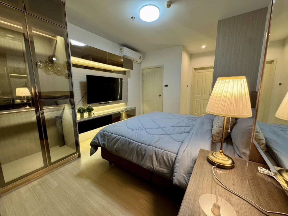 Condo for rent Supalai Veranda Rama 9, beautifully decorated room, built-in furniture throughout the room. You'll regret not booking it.