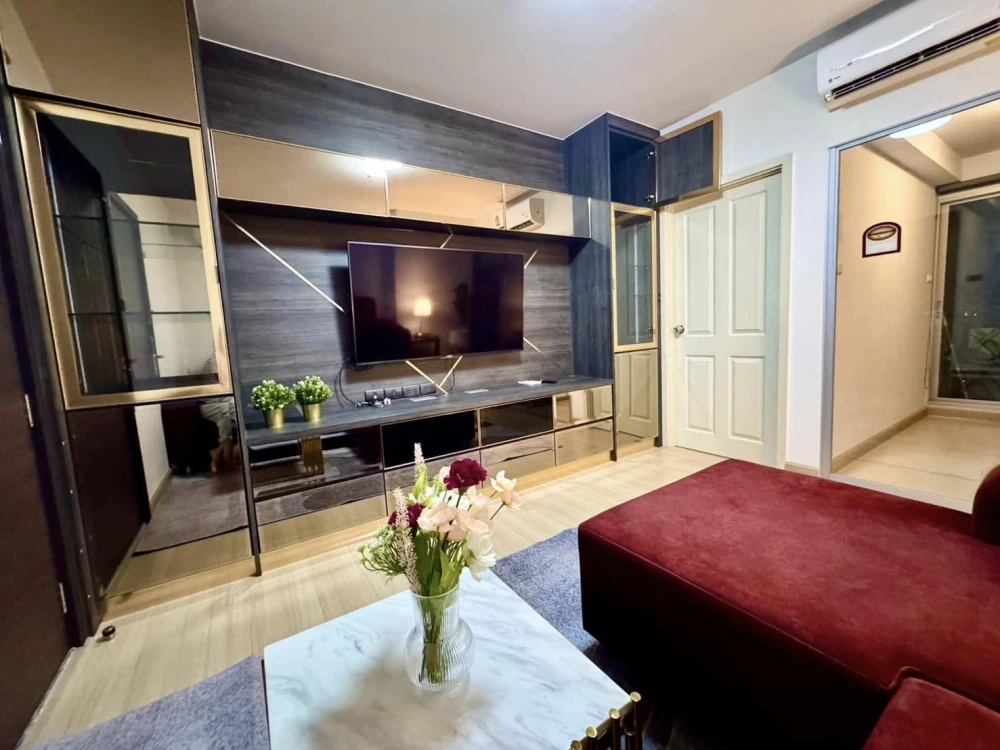 Condo for rent Supalai Veranda Rama 9, beautifully decorated room, built-in furniture throughout the room. You'll regret not booking it.