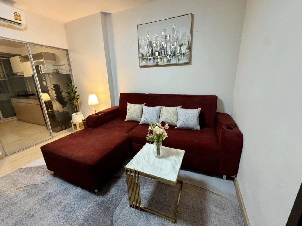 Condo for rent Supalai Veranda Rama 9, beautifully decorated room, built-in furniture throughout the room. You'll regret not booking it.