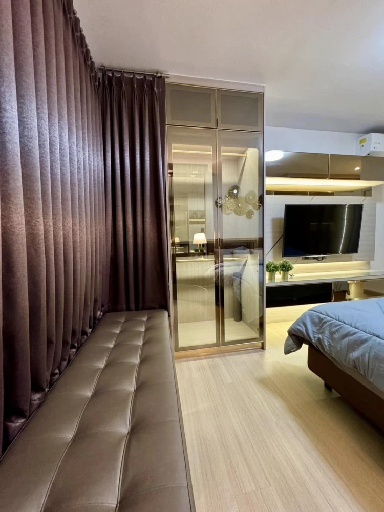 Condo for rent Supalai Veranda Rama 9, beautifully decorated room, built-in furniture throughout the room. You'll regret not booking it.