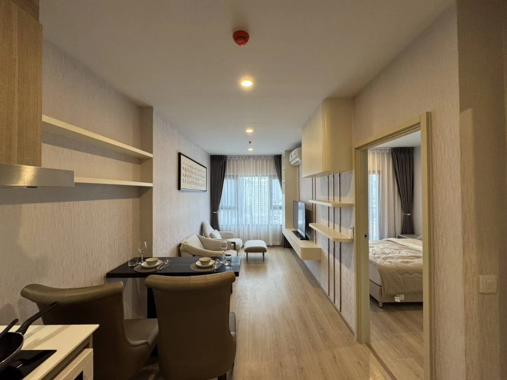 For rent: Luxury condo Life Rama 4 - Asoke, 1 bedroom, 1 bathroom, 16th floor, beautiful city view, complete here, come and reserve now.