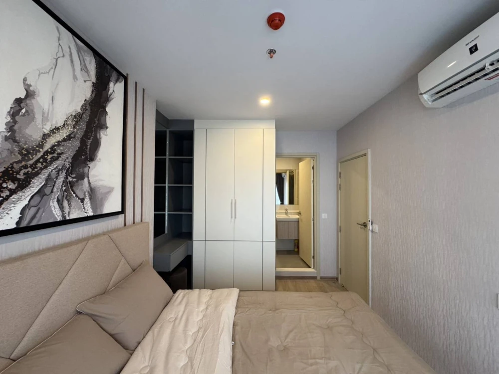 For rent: Luxury condo Life Rama 4 - Asoke, 1 bedroom, 1 bathroom, 16th floor, beautiful city view, complete here, come and reserve now.