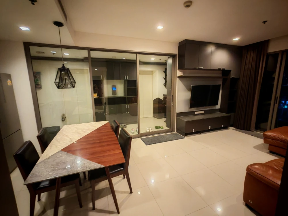 Luxury river view condo for rent, Star View, decorated with gorgeous wallpaper and fully equipped with amenities! Reserve now!!
