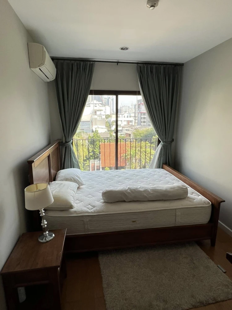 Condolet Dwell Sukhumvit 26 for rent, leather sofa, good high floor, great location, don't wait.