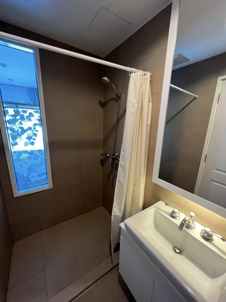Condolet Dwell Sukhumvit 26 for rent, leather sofa, good high floor, great location, don't wait.