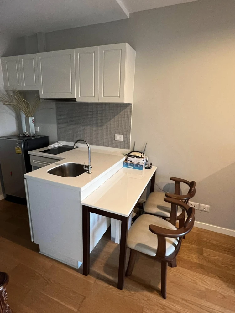 Condolet Dwell Sukhumvit 26 for rent, leather sofa, good high floor, great location, don't wait.