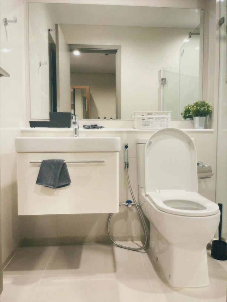 For rent: Condo Life Asoke Hype, studio room, 35th floor, high view, complete here, just come with your belongings and you can move in.