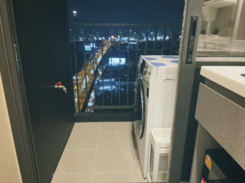 For rent: Condo Life Asoke Hype, studio room, 35th floor, high view, complete here, just come with your belongings and you can move in.