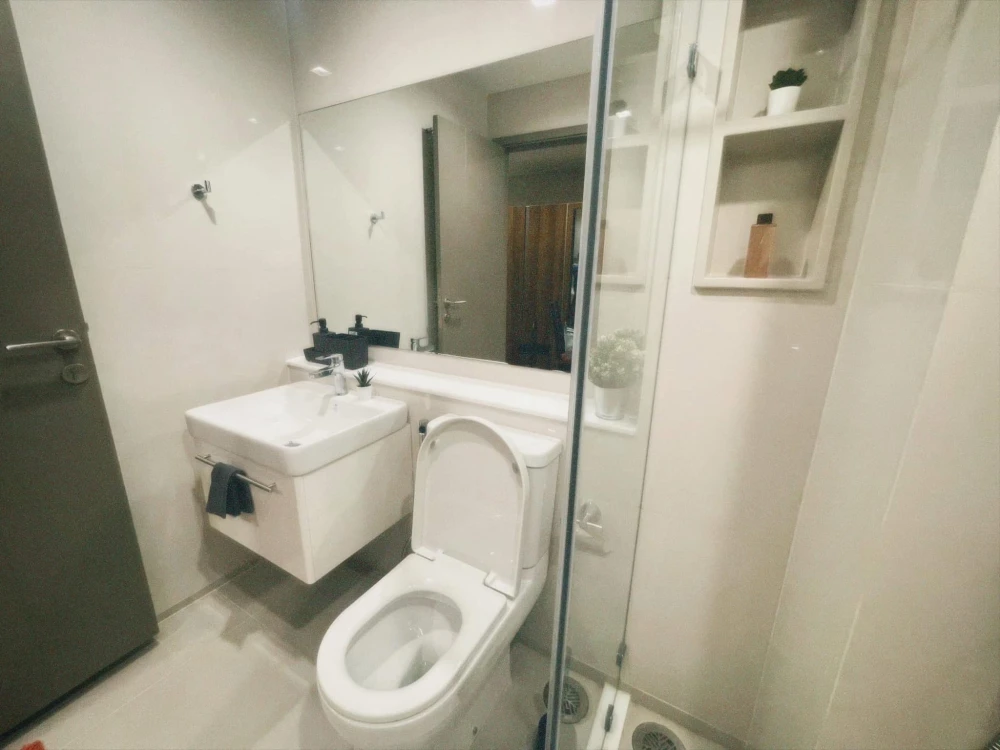 For rent: Condo Life Asoke Hype, studio room, 35th floor, high view, complete here, just come with your belongings and you can move in.