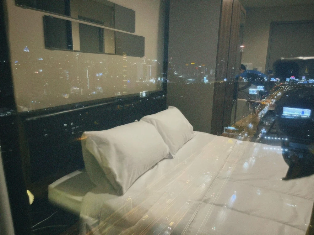 For rent: Condo Life Asoke Hype, studio room, 35th floor, high view, complete here, just come with your belongings and you can move in.