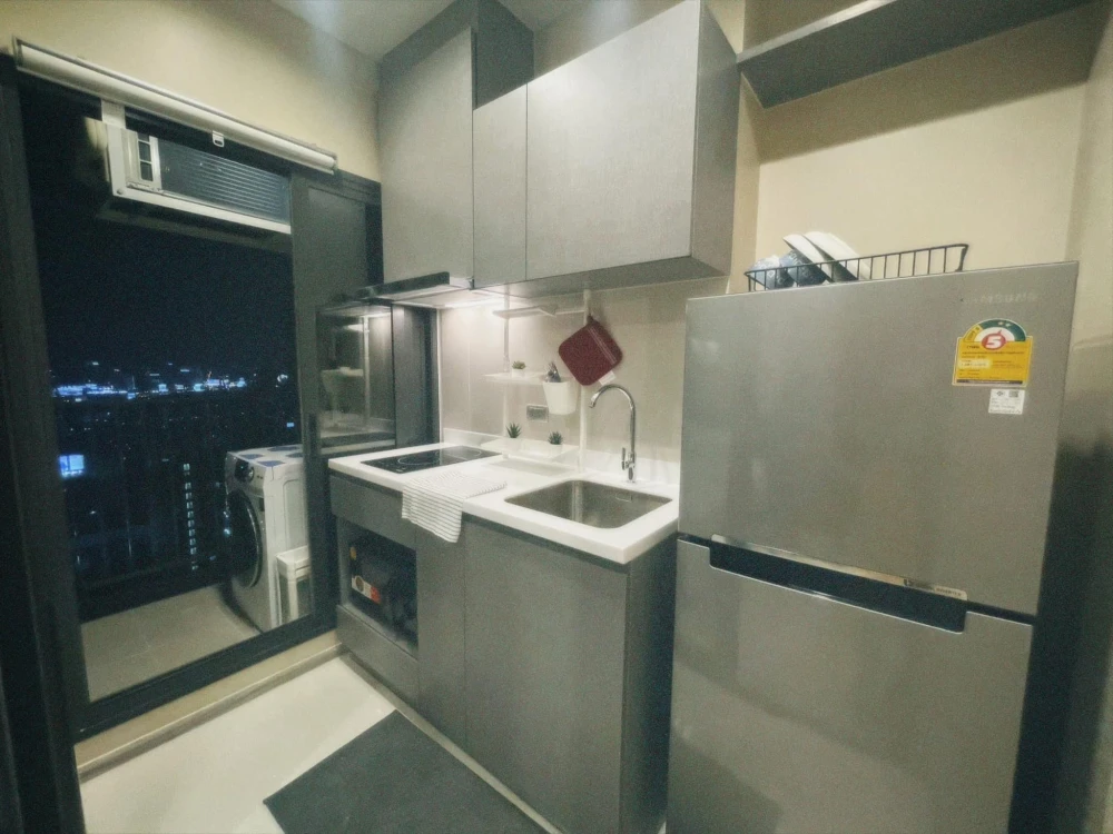For rent: Condo Life Asoke Hype, studio room, 35th floor, high view, complete here, just come with your belongings and you can move in.