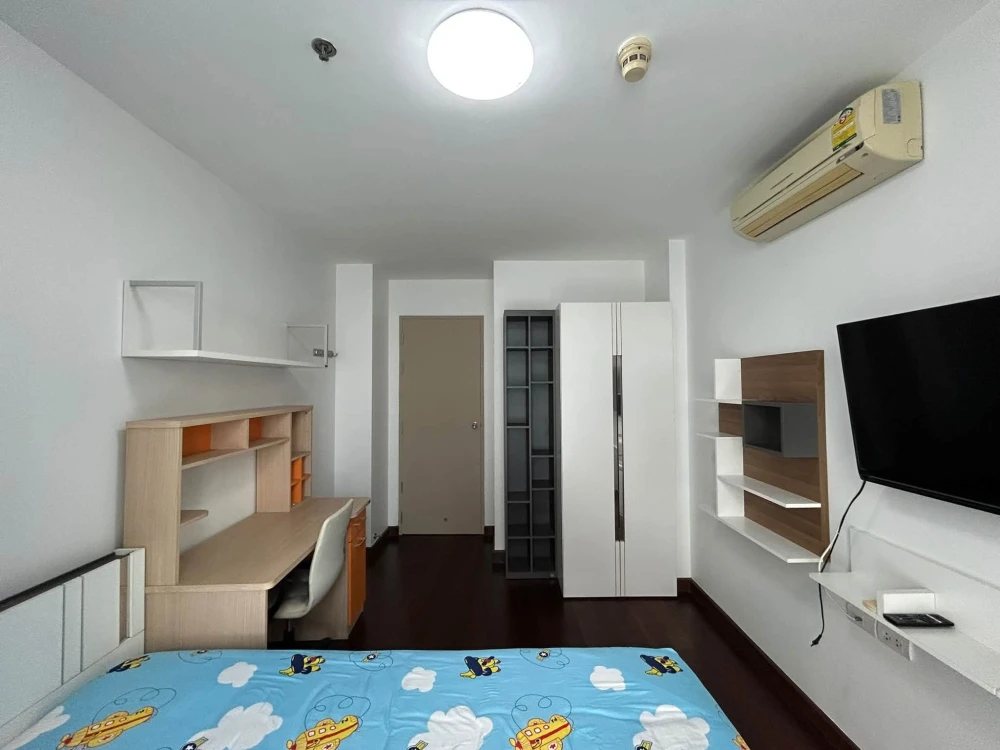 For Rent: Ideo Sathorn-Taksin Condo. Spacious and comfortable living with ample usable space and full amenities. Book now!