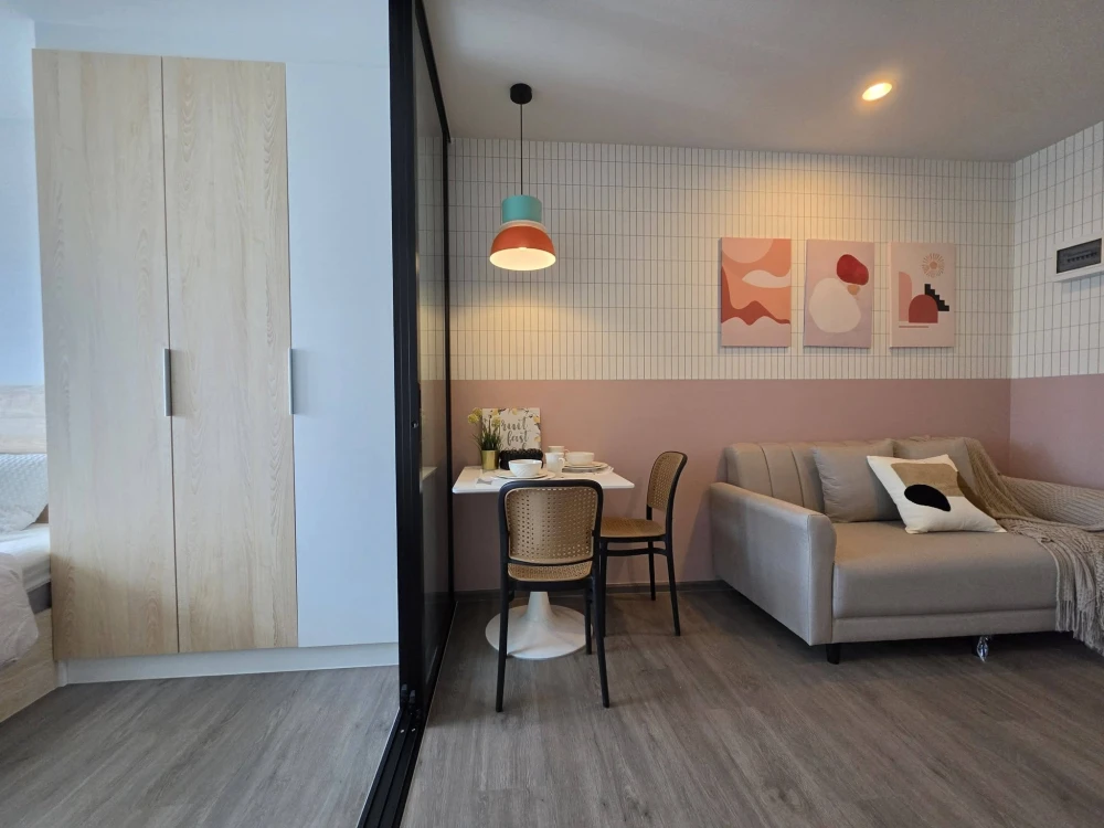 Condo for rent, Regent Home Wuttakat. Nicely decorated room with complete furniture and appliances. Ready to move in. Book now!