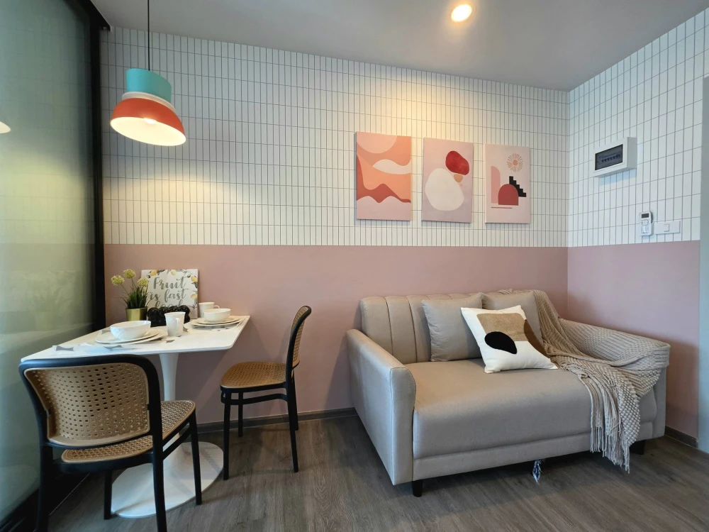 Condo for rent, Regent Home Wuttakat. Nicely decorated room with complete furniture and appliances. Ready to move in. Book now!