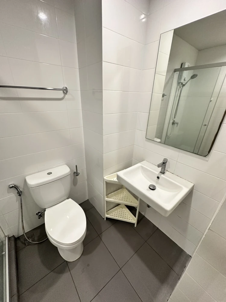 For rent, Common TU, 19th floor, high floor, fully furnished, ready to move in immediately. If interested, hurry and reserve now. Don't miss it.