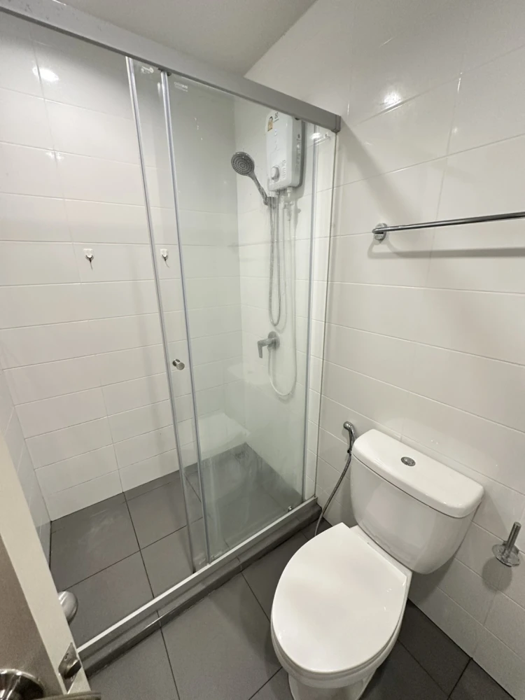 For rent, Common TU, 19th floor, high floor, fully furnished, ready to move in immediately. If interested, hurry and reserve now. Don't miss it.