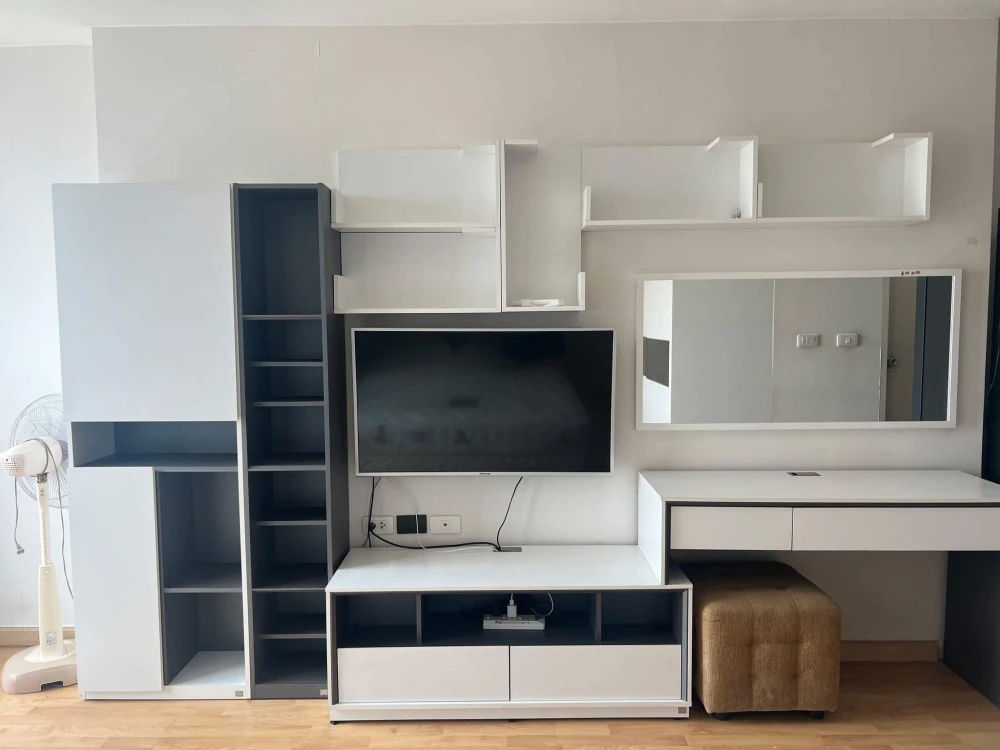 For rent: Casa Condo Asoke-Din Daeng, studio room, fully furnished with matching furniture. I must say that you must book.