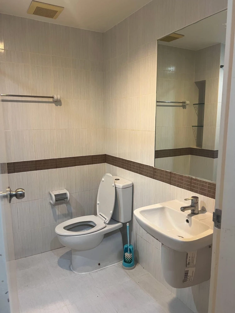 For rent: Casa Condo Asoke-Din Daeng, studio room, fully furnished with matching furniture. I must say that you must book.