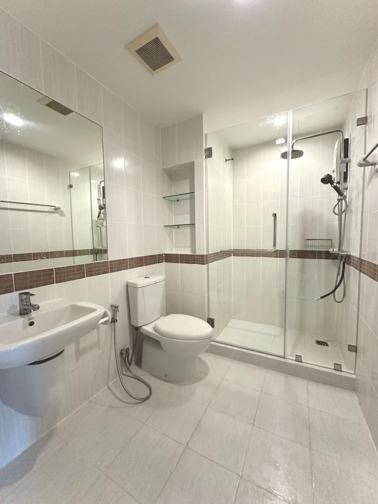 For rent: Casa Condo Asoke-Dindaeng. Nicely decorated unit with complete furniture and appliances. Just bring your belongings and move in! Don't miss