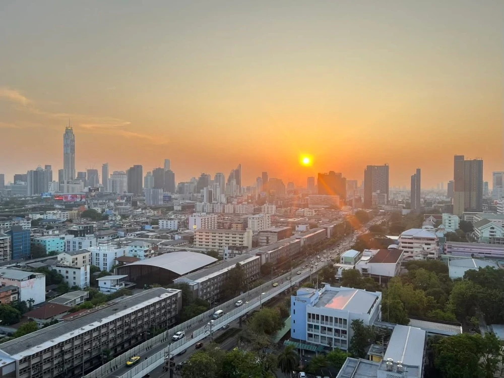 For rent: Casa Condo Asoke-Dindaeng. Nicely decorated unit with complete furniture and appliances. Just bring your belongings and move in! Don't miss