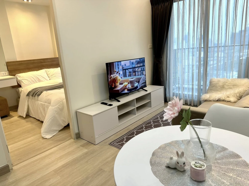 For rent: Casa Condo Asoke-Dindaeng. Nicely decorated unit with complete furniture and appliances. Just bring your belongings and move in! Don't miss