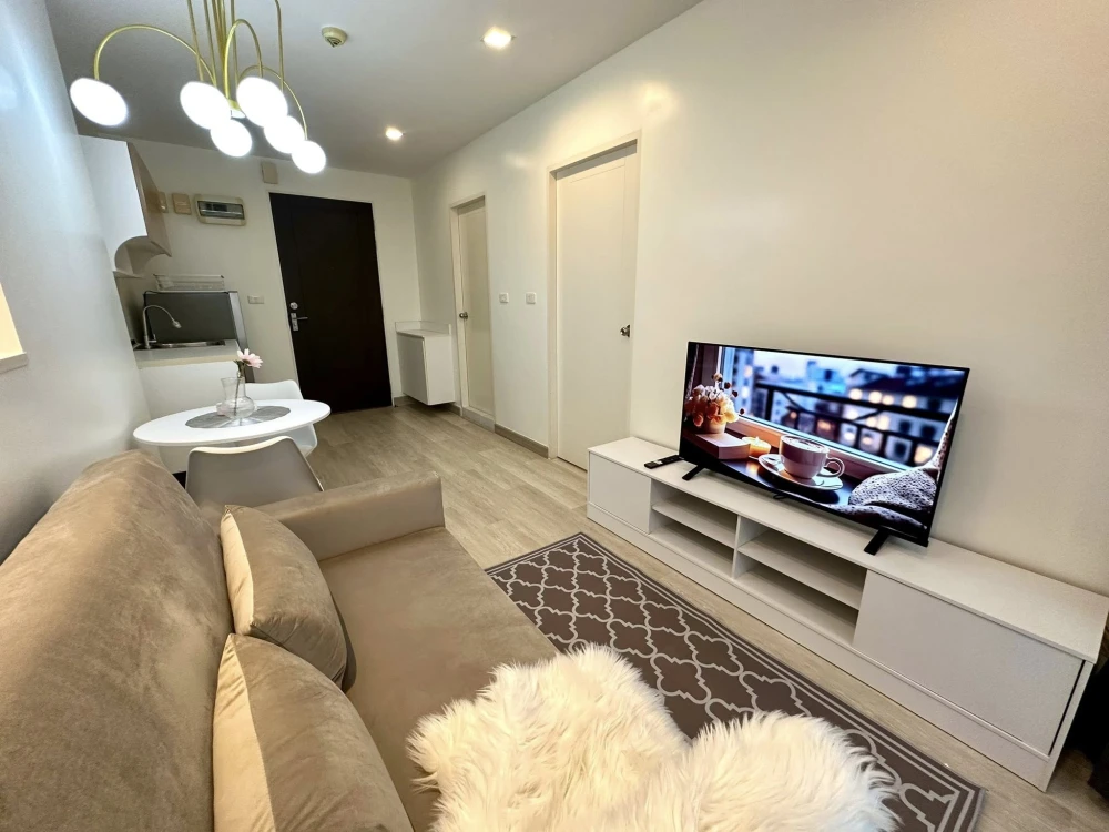 For rent: Casa Condo Asoke-Dindaeng. Nicely decorated unit with complete furniture and appliances. Just bring your belongings and move in! Don't miss