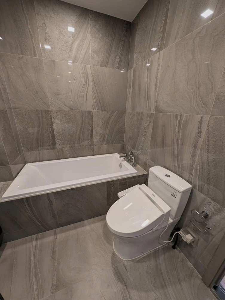 For rent, Q Prasanmit, room is not hot, beautiful view, wallpaper all over the room, bedroom decorated with awesome built-ins, very worth booking