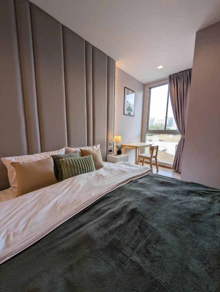 For rent, Q Prasanmit, room is not hot, beautiful view, wallpaper all over the room, bedroom decorated with awesome built-ins, very worth booking