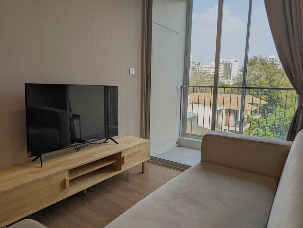 For rent, Q Prasanmit, room is not hot, beautiful view, wallpaper all over the room, bedroom decorated with awesome built-ins, very worth booking